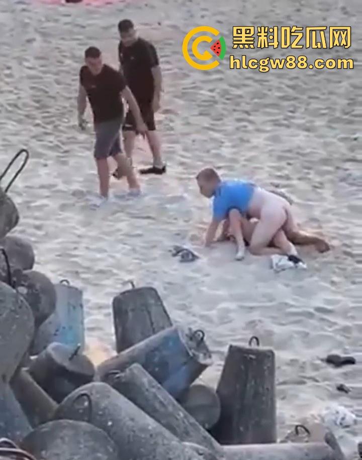 波兰一景区海滩 情侣当众做爱辣眼睛 群众指骂仍搖不停 最后遭热心老哥拿拖鞋暴揍  第5张