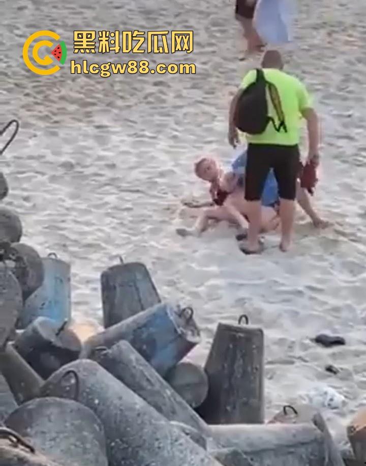 波兰一景区海滩 情侣当众做爱辣眼睛 群众指骂仍搖不停 最后遭热心老哥拿拖鞋暴揍  第6张