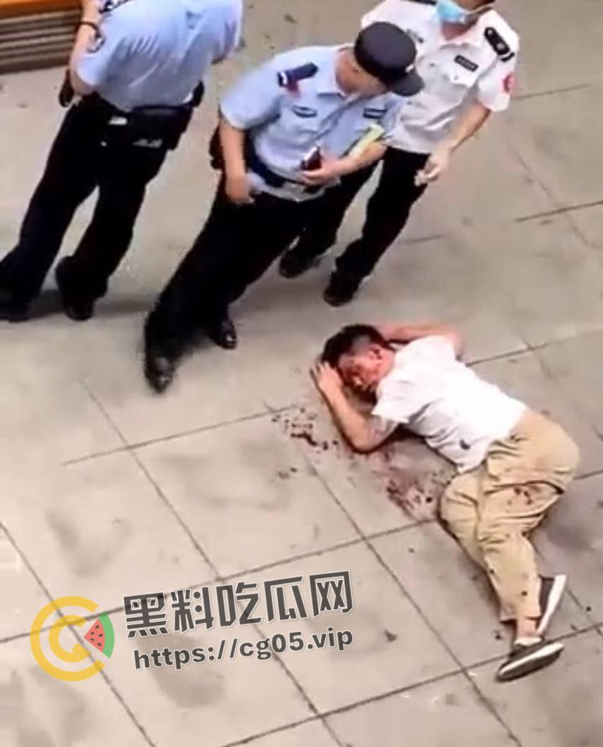 湖南25岁男网聊初中生并与其开房 被女孩父母抓到差点打死 被警擦组织 现场血腥画面曝光 第2张 湖南25岁男网聊初中生并与其开房 被女孩父母抓到差点打死 被警擦组织 现场血腥画面曝光 第2张