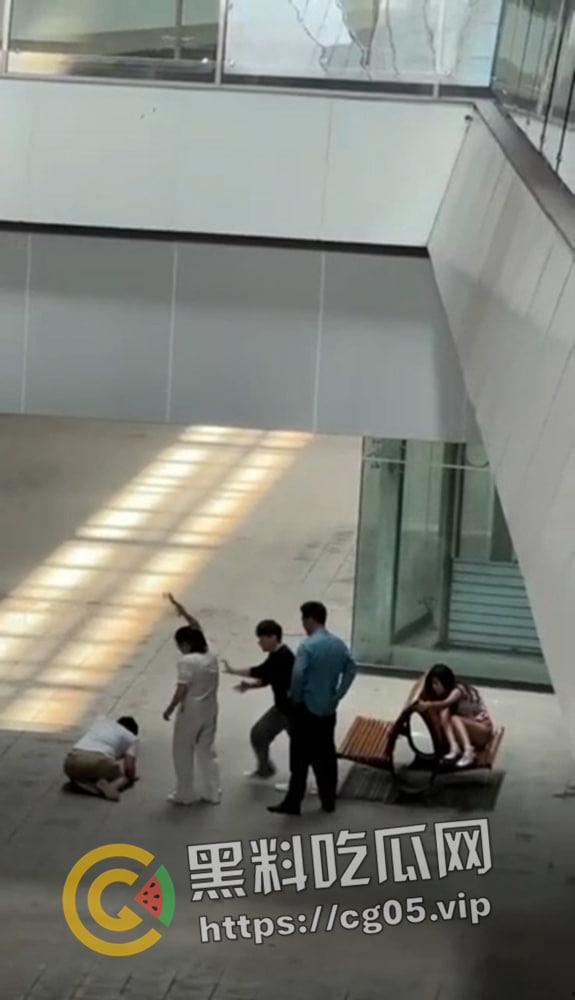 湖南25岁男网聊初中生并与其开房 被女孩父母抓到差点打死 被警擦组织 现场血腥画面曝光 第3张 湖南25岁男网聊初中生并与其开房 被女孩父母抓到差点打死 被警擦组织 现场血腥画面曝光 第3张