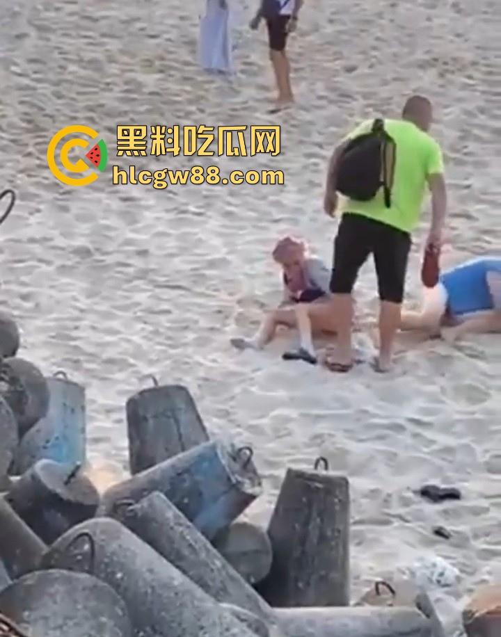 波兰一景区海滩 情侣当众做爱辣眼睛 群众指骂仍搖不停 最后遭热心老哥拿拖鞋暴揍  第7张