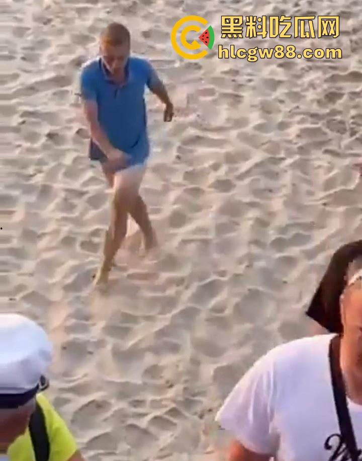 波兰一景区海滩 情侣当众做爱辣眼睛 群众指骂仍搖不停 最后遭热心老哥拿拖鞋暴揍  第8张