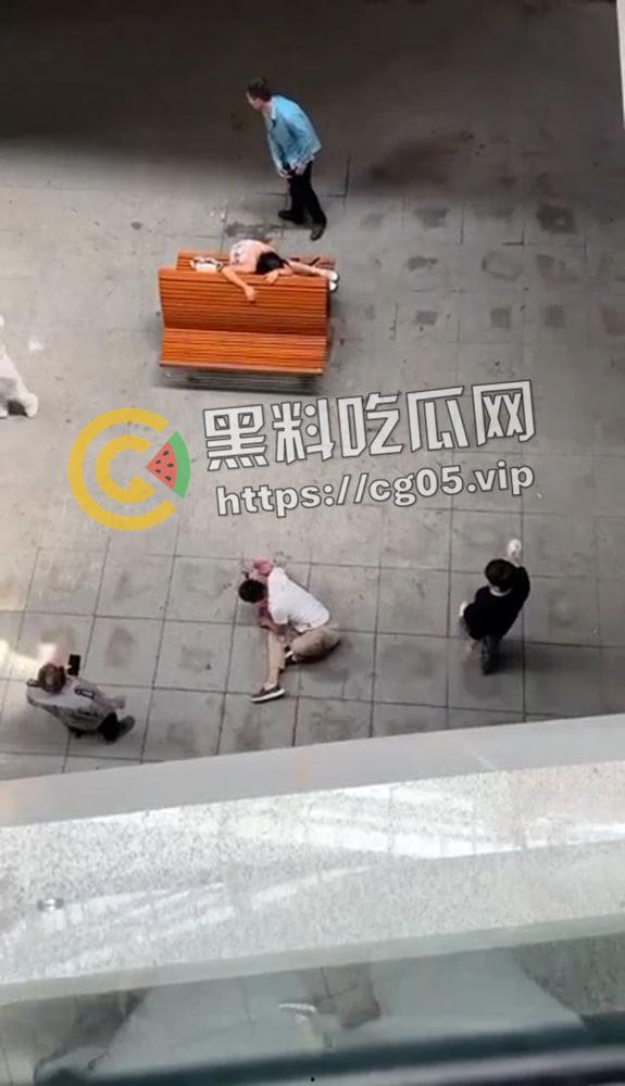 湖南25岁男网聊初中生并与其开房 被女孩父母抓到差点打死 被警擦组织 现场血腥画面曝光 第4张 湖南25岁男网聊初中生并与其开房 被女孩父母抓到差点打死 被警擦组织 现场血腥画面曝光 第4张