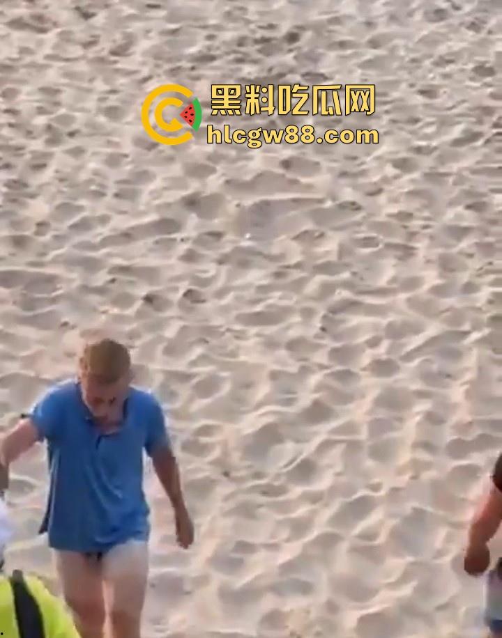 波兰一景区海滩 情侣当众做爱辣眼睛 群众指骂仍搖不停 最后遭热心老哥拿拖鞋暴揍  第9张