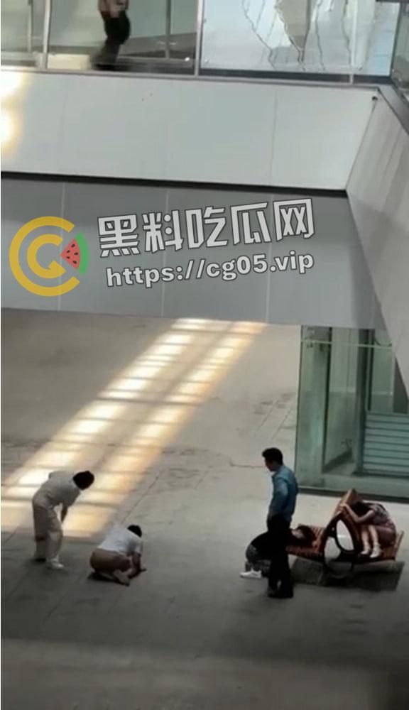 湖南25岁男网聊初中生并与其开房 被女孩父母抓到差点打死 被警擦组织 现场血腥画面曝光 第6张 湖南25岁男网聊初中生并与其开房 被女孩父母抓到差点打死 被警擦组织 现场血腥画面曝光 第6张