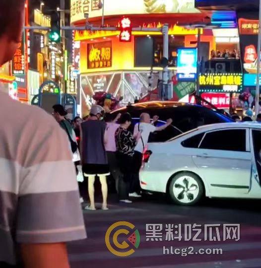 长沙五一广场惨剧真相大揭秘，网约车司机清理后座失控撞伤8人——酒驾毒驾排除，网约车司机到底干了什么  第13张