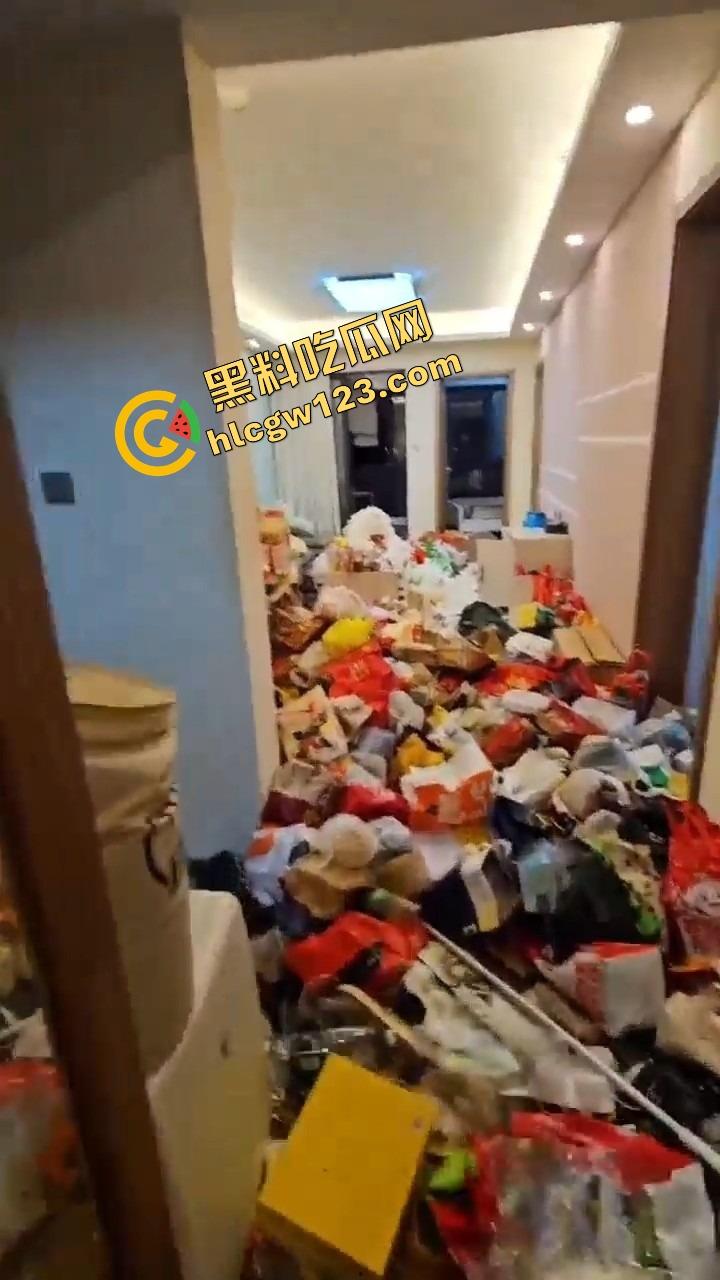 仙女撤退不带走一片云彩，丝袜满地开花，蟑螂拖家带口，这是租房？还是考古挖掘人类退化遗迹？  第12张