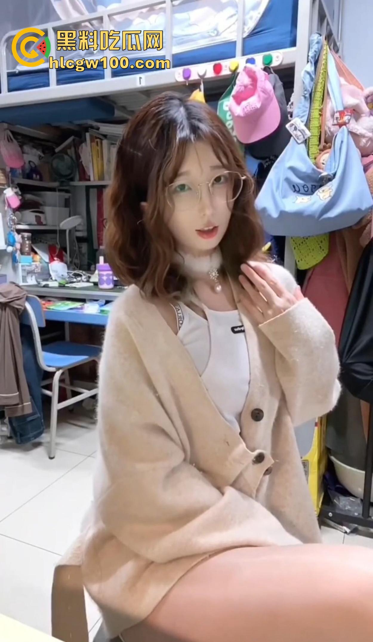 福建大学骚逼【黄美琳】宿舍玩盯射，好好的书不读天天卖榨精素材，有人说她能盯到爽，我是真不懂这爽点在哪？  第3张