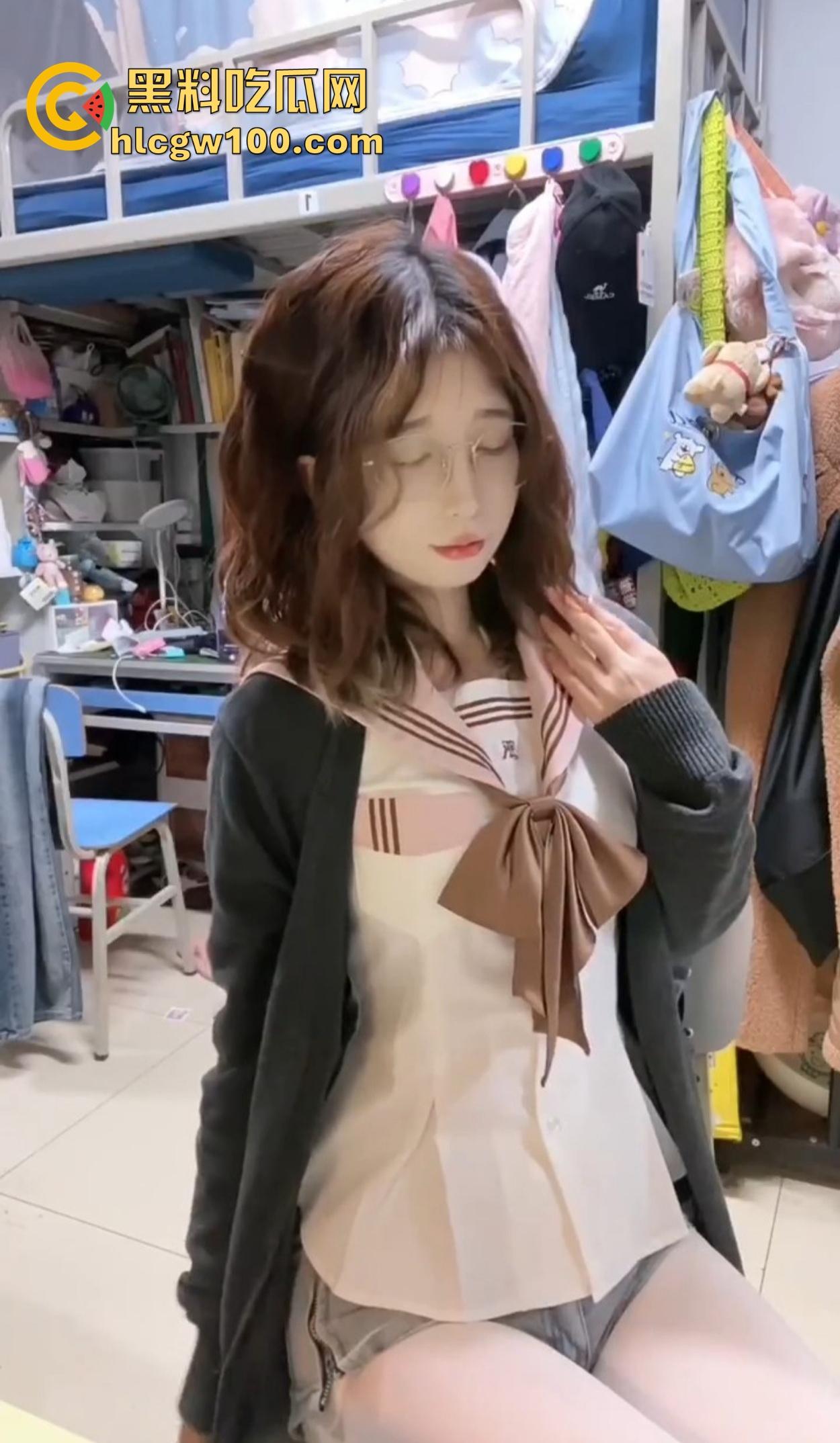 福建大学骚逼【黄美琳】宿舍玩盯射，好好的书不读天天卖榨精素材，有人说她能盯到爽，我是真不懂这爽点在哪？  第4张