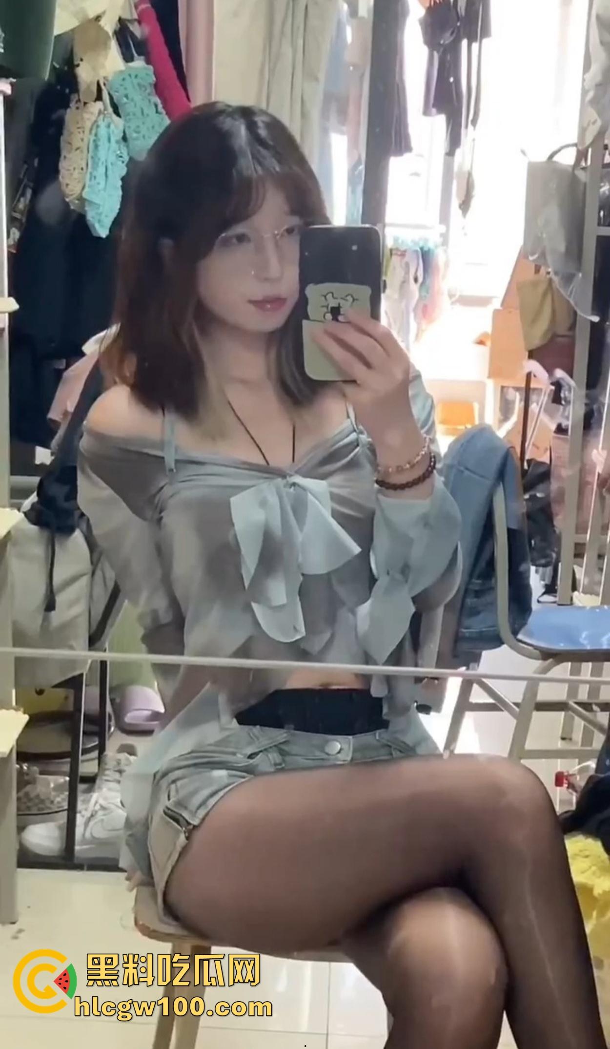 福建大学骚逼【黄美琳】宿舍玩盯射，好好的书不读天天卖榨精素材，有人说她能盯到爽，我是真不懂这爽点在哪？  第6张