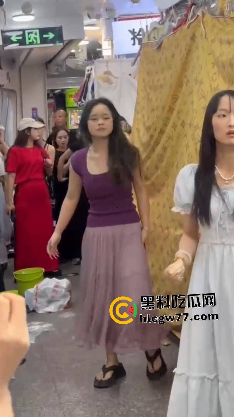 广西商场实拍女人打架,各种对骂撕逼扒衣服,难怪男人都爱看女人打架,美腿翘臀随便看啊! 第4张 广西商场实拍女人打架,各种对骂撕逼扒衣服,难怪男人都爱看女人打架,美腿翘臀随便看啊! 第4张