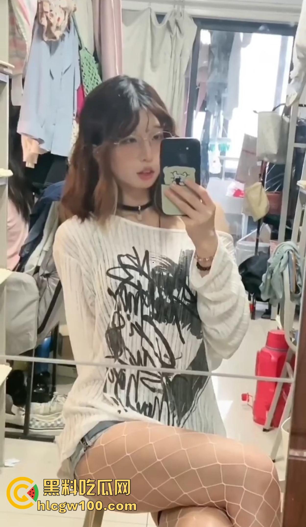 福建大学骚逼【黄美琳】宿舍玩盯射，好好的书不读天天卖榨精素材，有人说她能盯到爽，我是真不懂这爽点在哪？  第7张