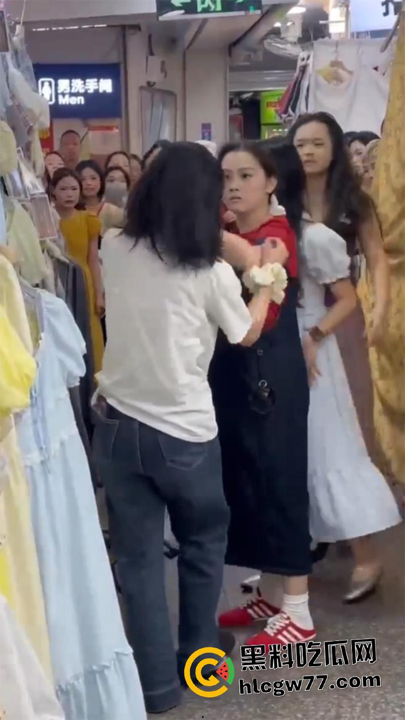 广西商场实拍女人打架,各种对骂撕逼扒衣服,难怪男人都爱看女人打架,美腿翘臀随便看啊! 第5张 广西商场实拍女人打架,各种对骂撕逼扒衣服,难怪男人都爱看女人打架,美腿翘臀随便看啊! 第5张