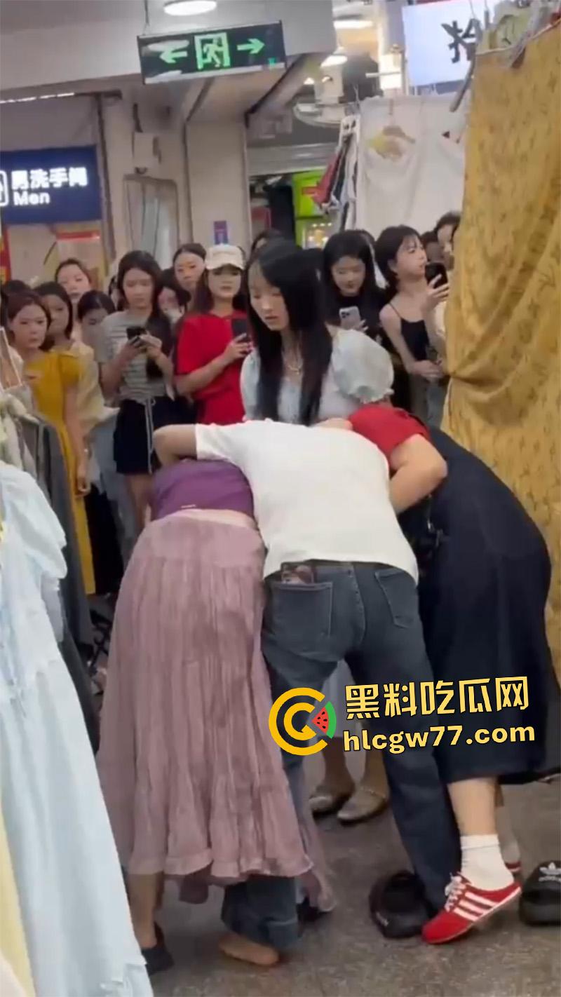 广西商场实拍女人打架,各种对骂撕逼扒衣服,难怪男人都爱看女人打架,美腿翘臀随便看啊! 第6张 广西商场实拍女人打架,各种对骂撕逼扒衣服,难怪男人都爱看女人打架,美腿翘臀随便看啊! 第6张