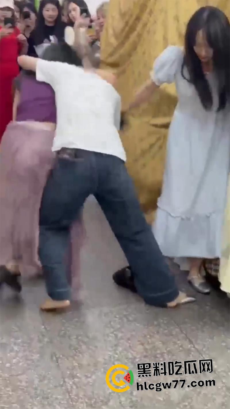 广西商场实拍女人打架,各种对骂撕逼扒衣服,难怪男人都爱看女人打架,美腿翘臀随便看啊! 第7张 广西商场实拍女人打架,各种对骂撕逼扒衣服,难怪男人都爱看女人打架,美腿翘臀随便看啊! 第7张