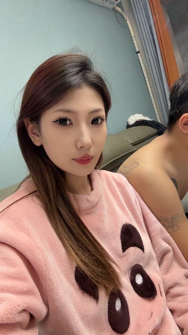 长春南关区【赵彤】，刚与男友分手就探探约炮，假屌猛插骚穴，扛起花腿多姿势爆操，真实反差十足的淫荡母狗！  第1张