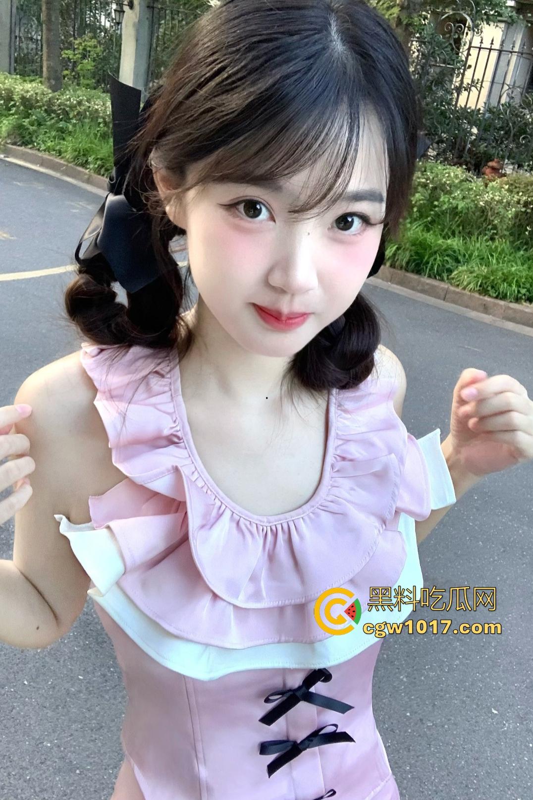 清纯JK少女用嫩足夹黄毛男友巨屌撸管，后入爆艹无毛白虎嫩穴，男的还帮舔逼，给黄毛吃到爽了！  第1张