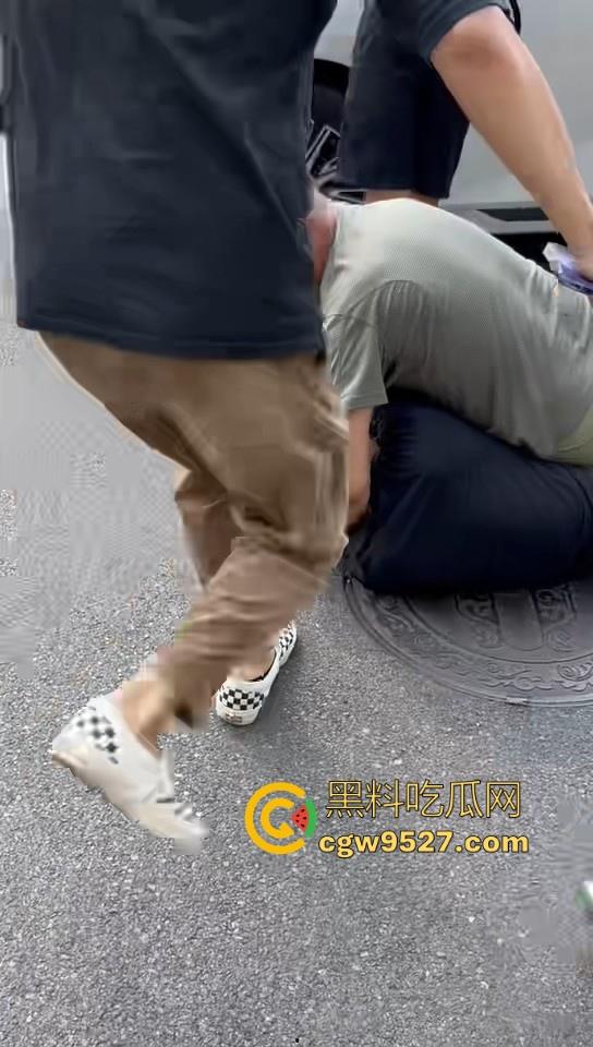 北京土豪大哥假期出游，偶遇路霸相逼停车怒骂，也不惯着他，从言语攻击到两边人马互殴，直至流血才停下！  第2张