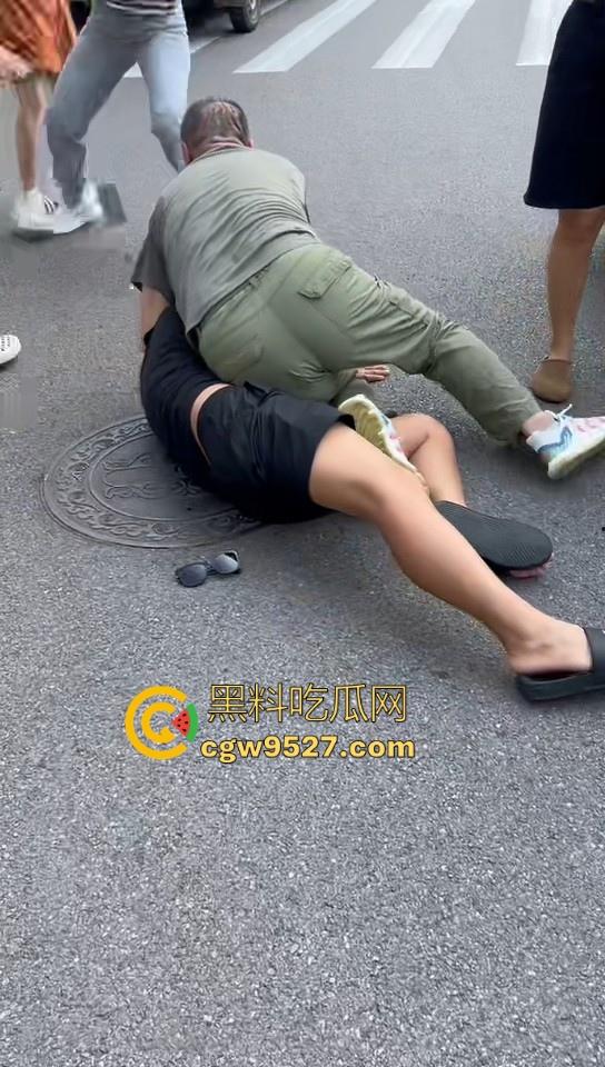 北京土豪大哥假期出游，偶遇路霸相逼停车怒骂，也不惯着他，从言语攻击到两边人马互殴，直至流血才停下！  第3张