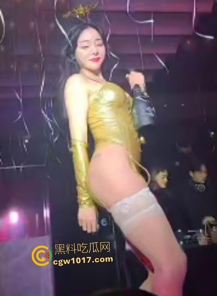 【FlyWithMe】酒吧跳韩舞,连体丝袜扭电臀勒到逼型显现,手持黑桃A狂甩肥臀,能做这一行B必须要大! 第7张 【FlyWithMe】酒吧跳韩舞,连体丝袜扭电臀勒到逼型显现,手持黑桃A狂甩肥臀,能做这一行B必须要大! 第7张