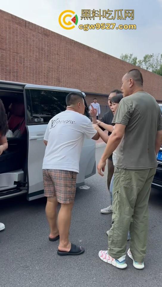 北京土豪大哥假期出游，偶遇路霸相逼停车怒骂，也不惯着他，从言语攻击到两边人马互殴，直至流血才停下！  第9张