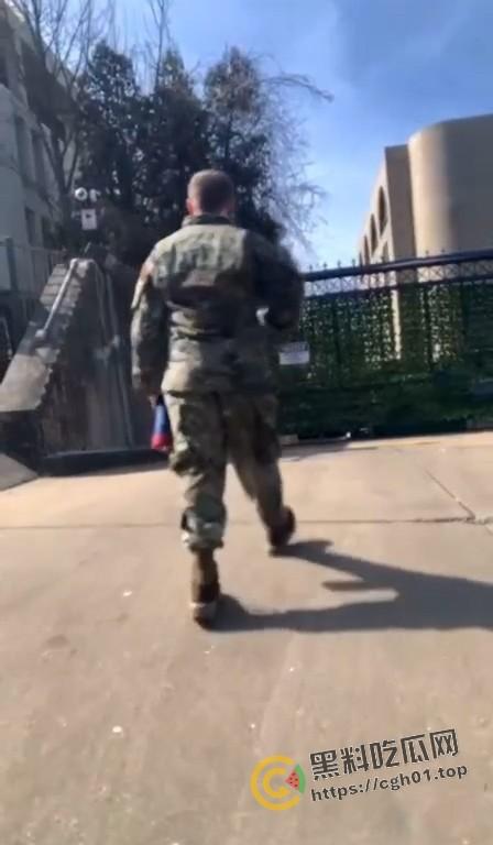 美国空军在以色列大使馆前自焚！临死前高呼不做种族灭绝的同谋 是英雄还是极端分子？  第3张