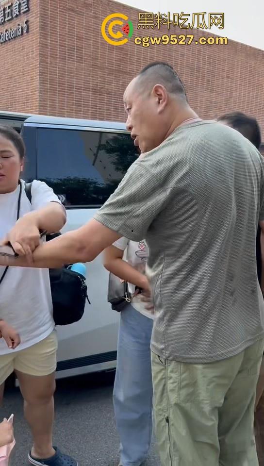 北京土豪大哥假期出游，偶遇路霸相逼停车怒骂，也不惯着他，从言语攻击到两边人马互殴，直至流血才停下！  第11张