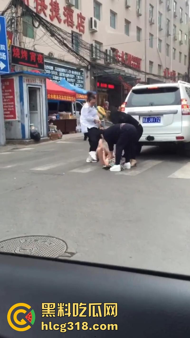 原配带姐妹当街扒光小三，翘臀美腿性感身材全裸露，暴力踹逼踢的美女嗷嗷叫，难怪老公会出轨呢！  第1张