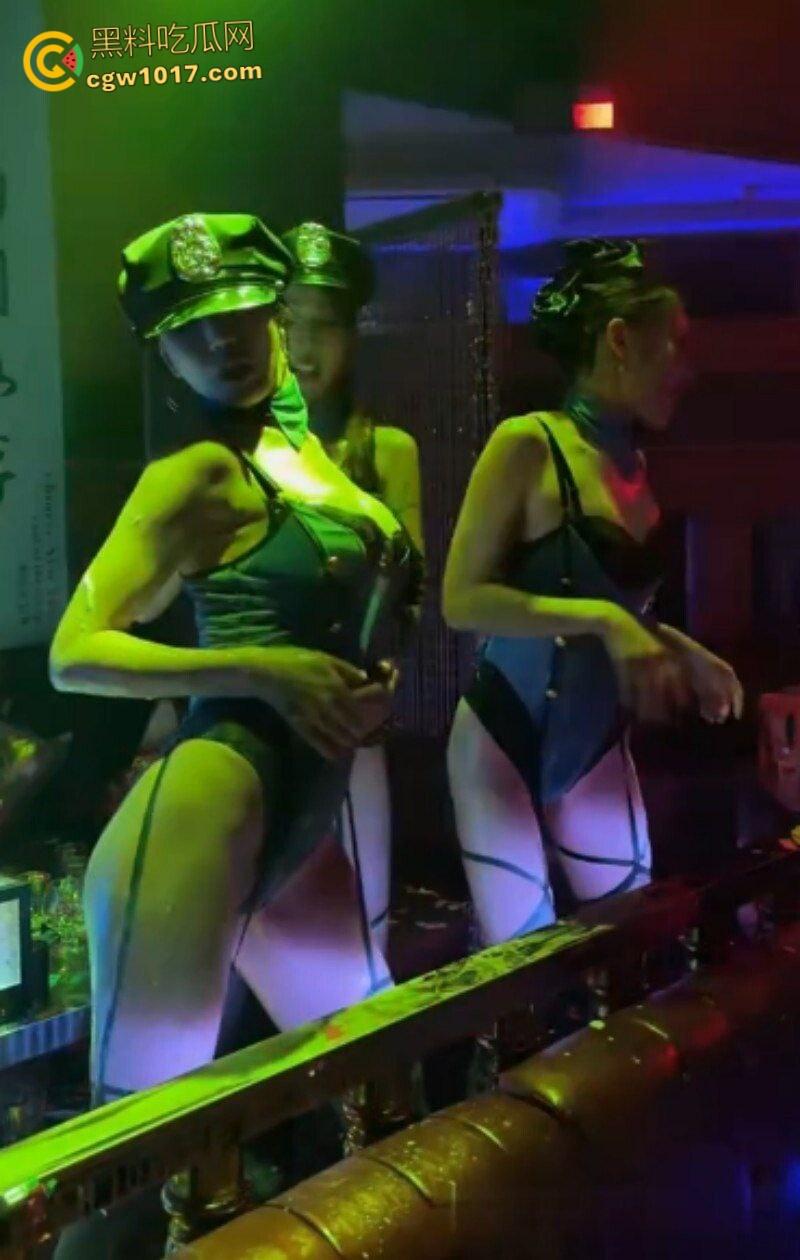 开单狗推酒吧狂爆金币，极品身材性感美女香槟湿身热舞，黑丝翘臀性感诱人，尺度炸裂到极致！  第3张