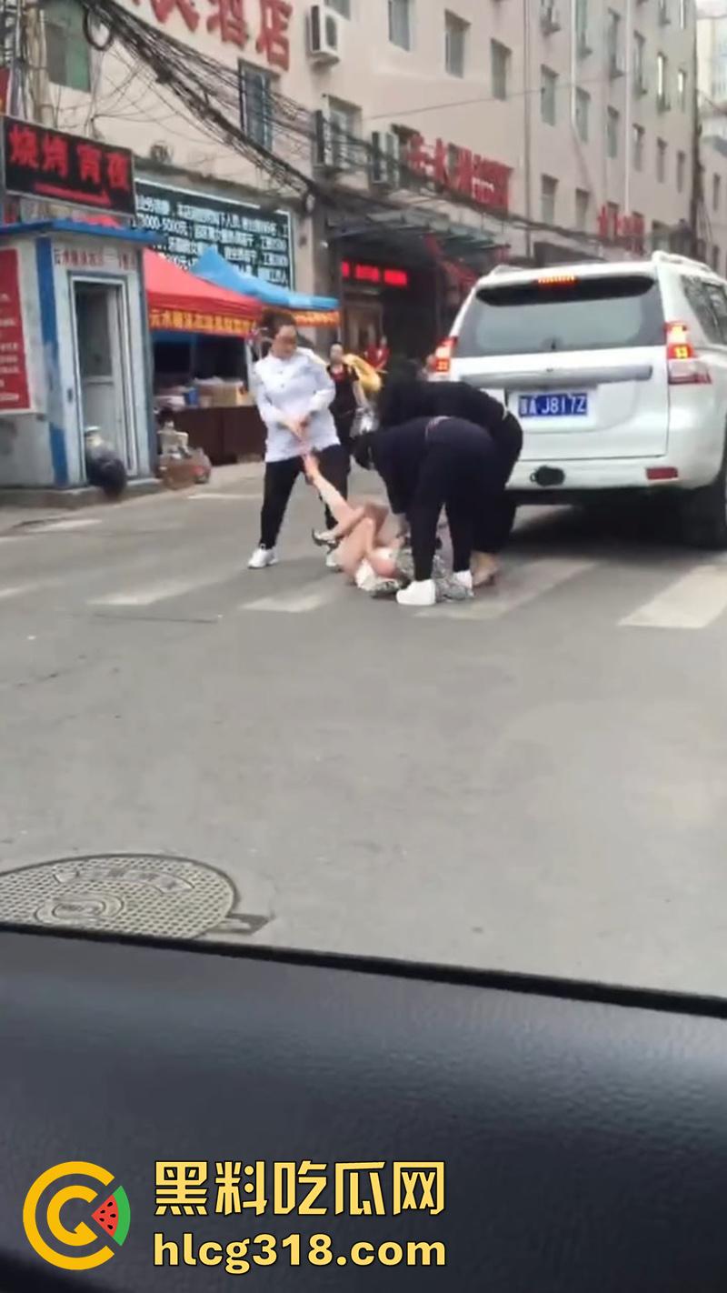 原配带姐妹当街扒光小三，翘臀美腿性感身材全裸露，暴力踹逼踢的美女嗷嗷叫，难怪老公会出轨呢！  第2张