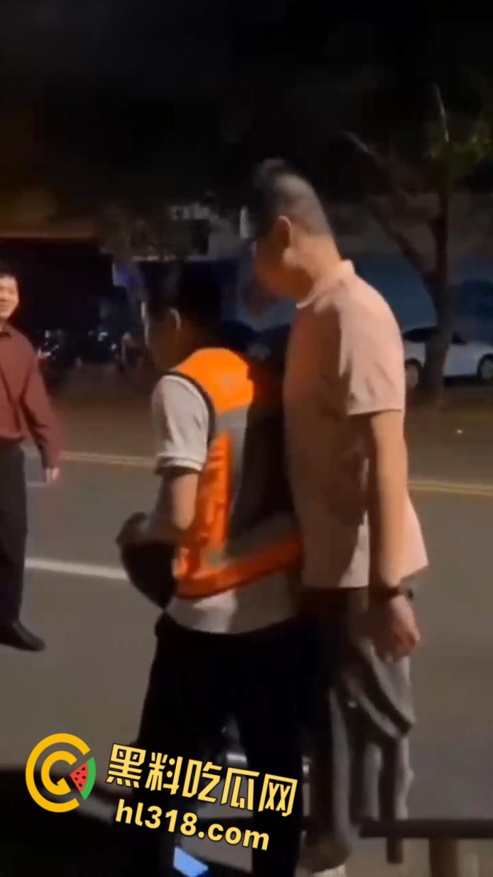 君子动口不动手，达州代驾口水战，用矿泉水喷对面一脸，伤害不高侮辱性极强，代驾小哥技高一筹啊！  第2张