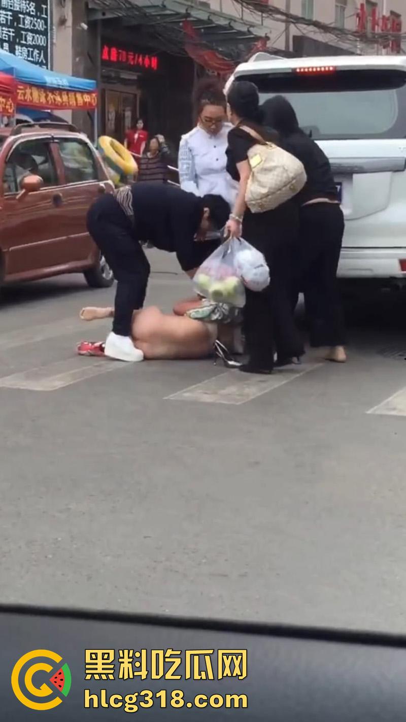 原配带姐妹当街扒光小三，翘臀美腿性感身材全裸露，暴力踹逼踢的美女嗷嗷叫，难怪老公会出轨呢！  第3张