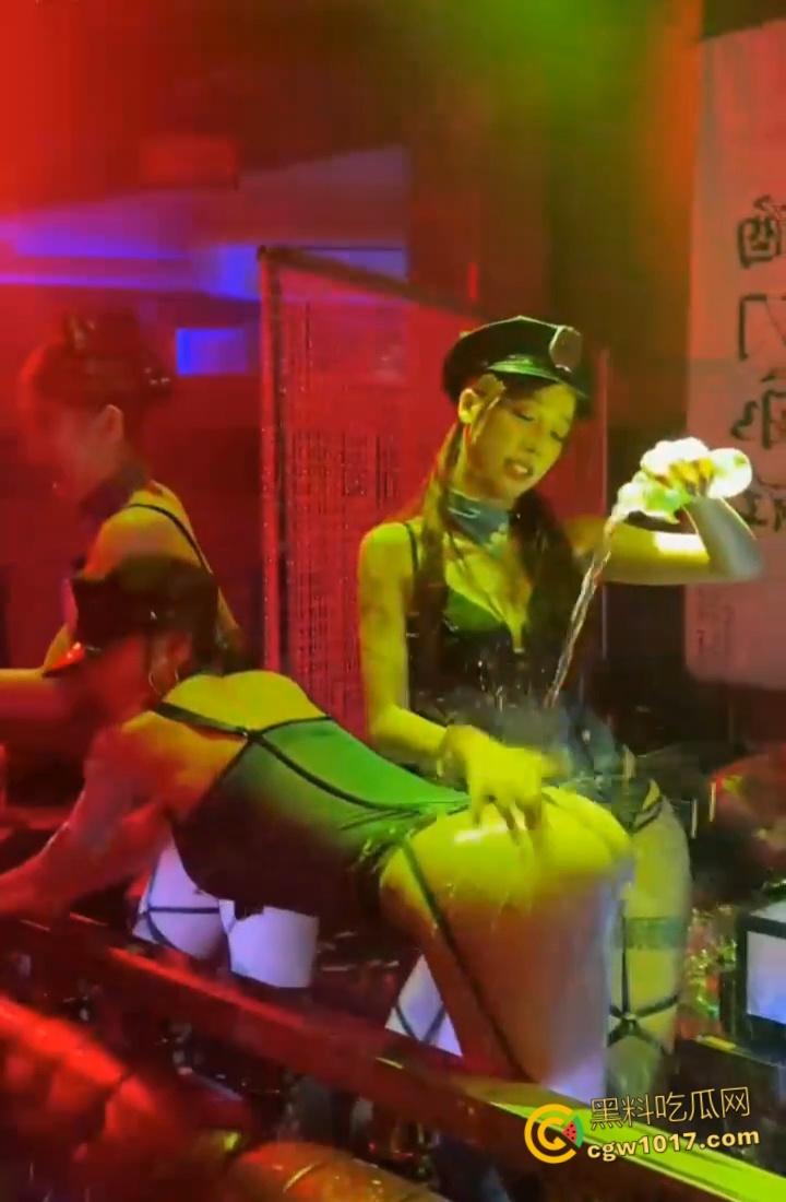 开单狗推酒吧狂爆金币，极品身材性感美女香槟湿身热舞，黑丝翘臀性感诱人，尺度炸裂到极致！  第8张
