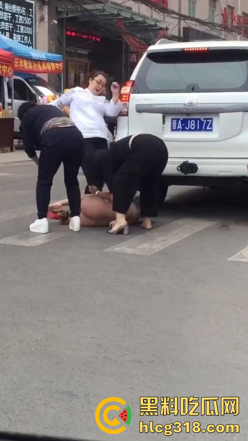 原配带姐妹当街扒光小三，翘臀美腿性感身材全裸露，暴力踹逼踢的美女嗷嗷叫，难怪老公会出轨呢！  第5张