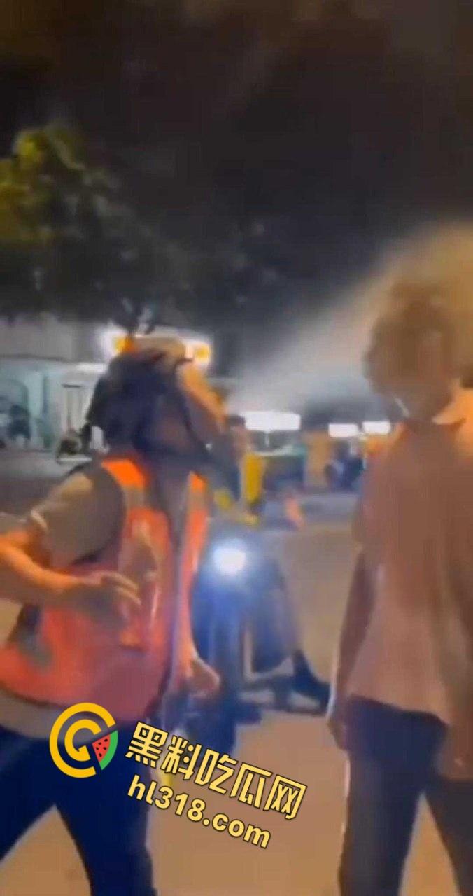 君子动口不动手，达州代驾口水战，用矿泉水喷对面一脸，伤害不高侮辱性极强，代驾小哥技高一筹啊！  第5张