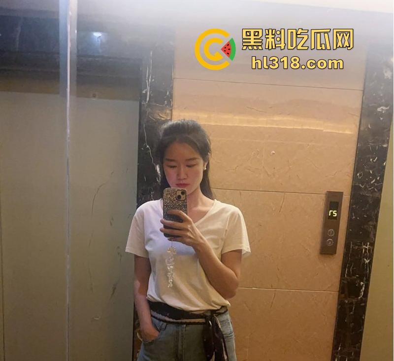 湖南人民医院骚气护士【杨程琳】性欲旺盛多次约炮偷情,敏感秘处被深入挑逗,呻吟声扣人心弦! 第2张 湖南人民医院骚气护士【杨程琳】性欲旺盛多次约炮偷情,敏感秘处被深入挑逗,呻吟声扣人心弦! 第2张