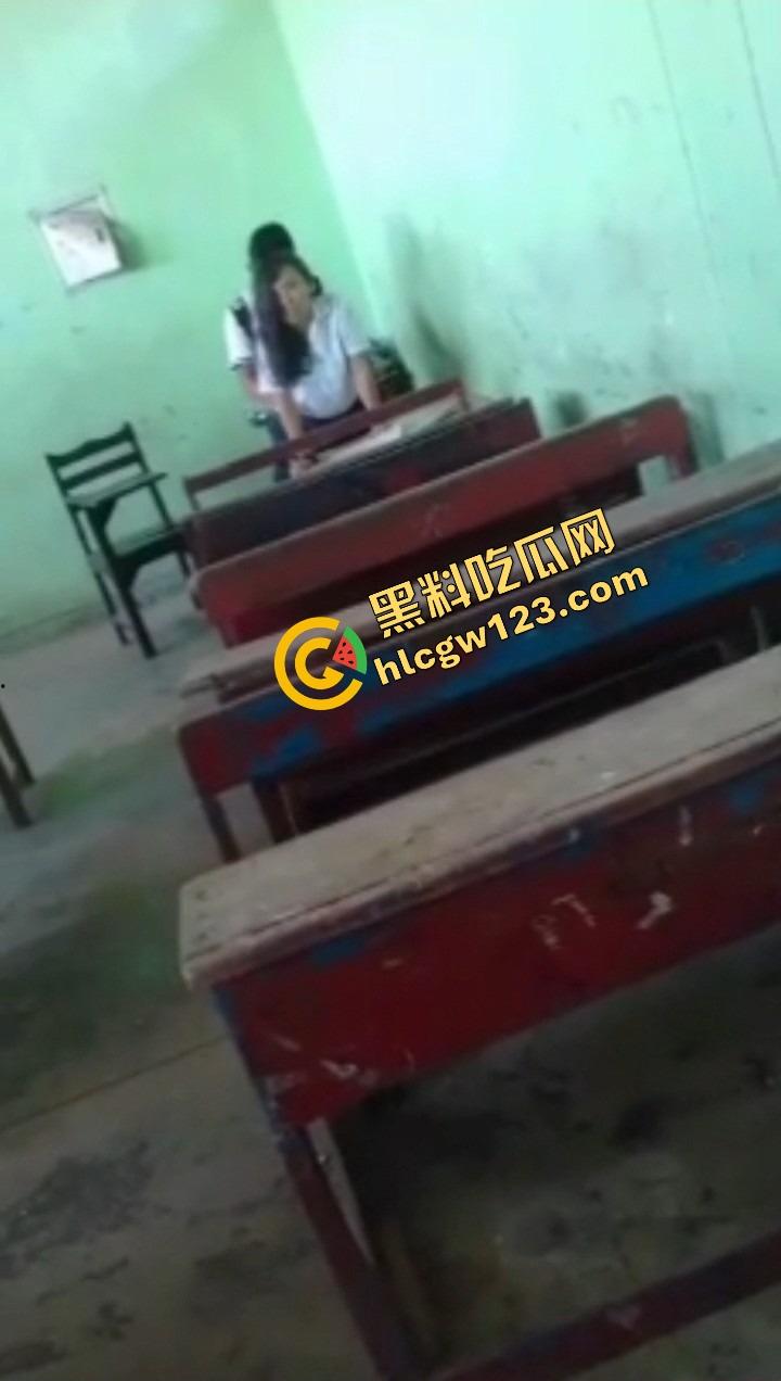 国外高中生是真的开放,骚逼女生摸了摸男友鸡巴就不行了 ,教室桌上趴着操到逼肿站不稳! 第4张 国外高中生是真的开放,骚逼女生摸了摸男友鸡巴就不行了 ,教室桌上趴着操到逼肿站不稳! 第4张