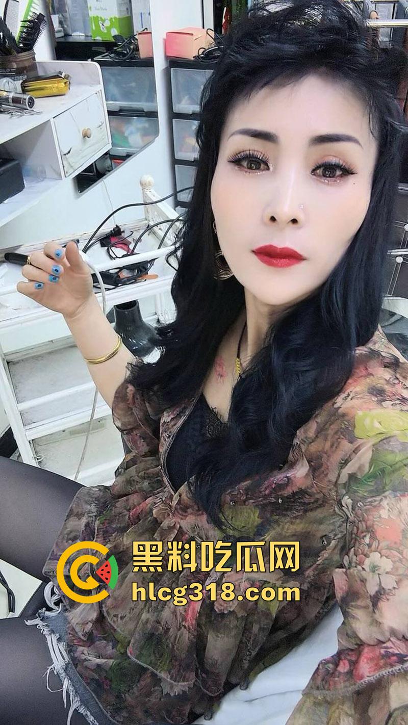 内蒙黑丝理发店老板娘【独领理发店】，离婚后快手擦边穿诱人丝袜卖骚，约炮体育生爆操骚穴！  第3张