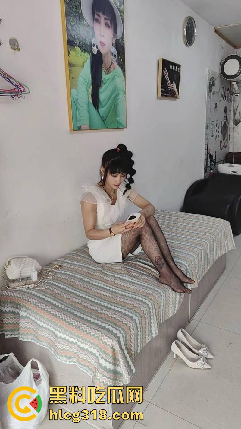 内蒙黑丝理发店老板娘【独领理发店】，离婚后快手擦边穿诱人丝袜卖骚，约炮体育生爆操骚穴！  第7张