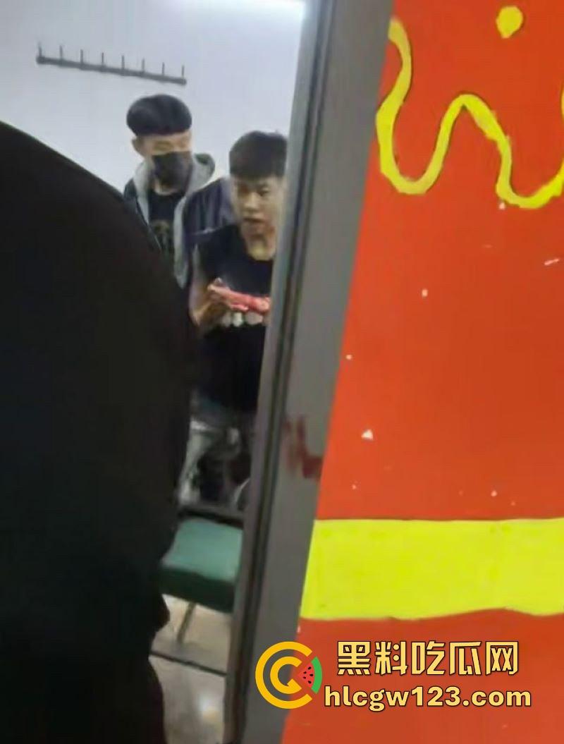 精神小伙台球厅打斗事件!暴怒持刀砍人 手掌惨遭斩成两半 现场血淋淋一片 场面极其血腥胆小勿入! 第5张 精神小伙台球厅打斗事件!暴怒持刀砍人 手掌惨遭斩成两半 现场血淋淋一片 场面极其血腥胆小勿入! 第5张