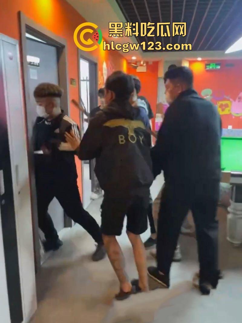 精神小伙台球厅打斗事件!暴怒持刀砍人 手掌惨遭斩成两半 现场血淋淋一片 场面极其血腥胆小勿入! 第7张 精神小伙台球厅打斗事件!暴怒持刀砍人 手掌惨遭斩成两半 现场血淋淋一片 场面极其血腥胆小勿入! 第7张