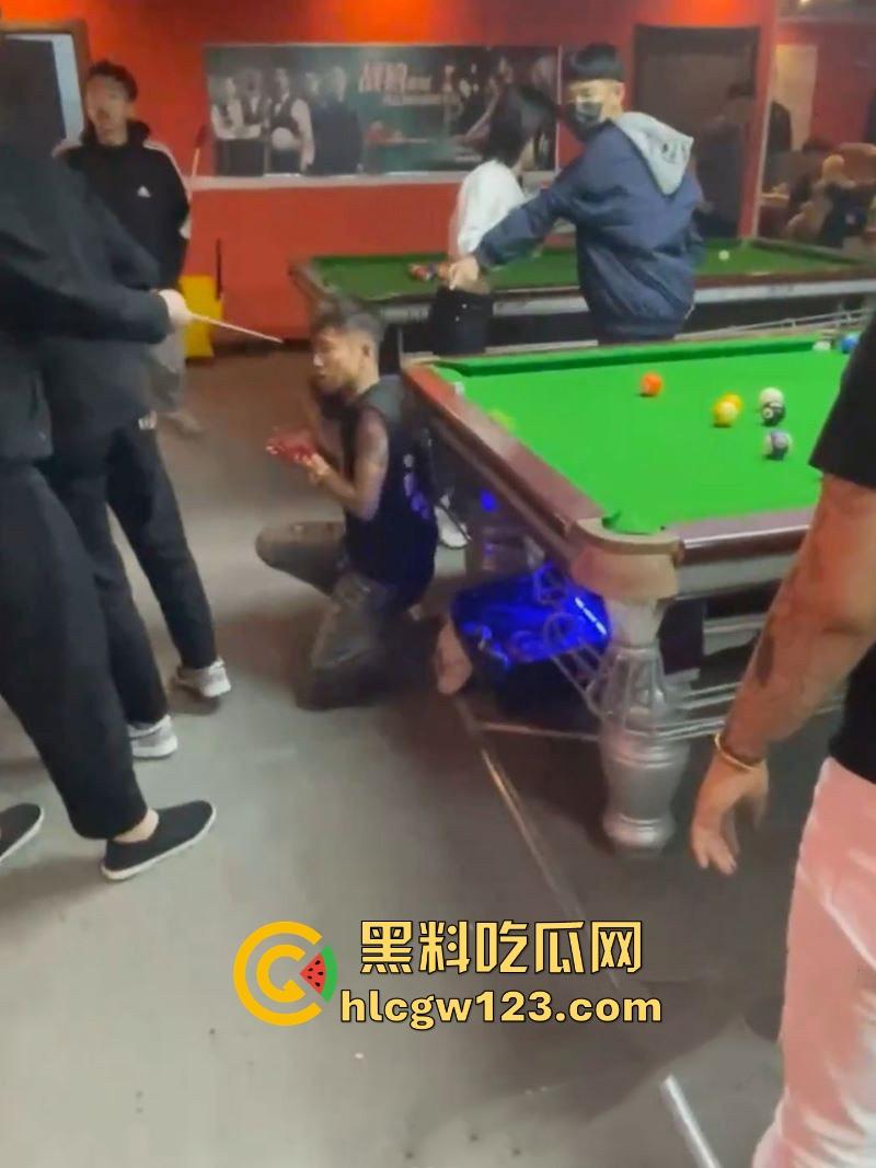 精神小伙台球厅打斗事件!暴怒持刀砍人 手掌惨遭斩成两半 现场血淋淋一片 场面极其血腥胆小勿入! 第8张 精神小伙台球厅打斗事件!暴怒持刀砍人 手掌惨遭斩成两半 现场血淋淋一片 场面极其血腥胆小勿入! 第8张