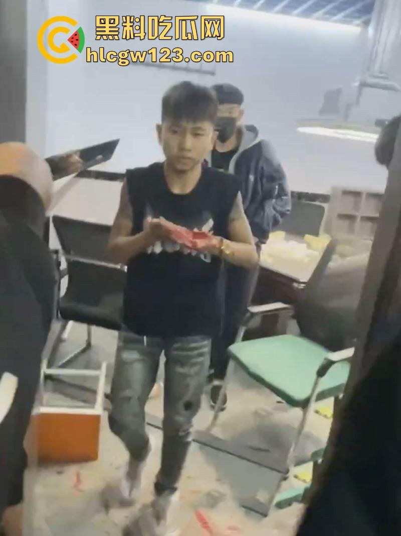 精神小伙台球厅打斗事件!暴怒持刀砍人 手掌惨遭斩成两半 现场血淋淋一片 场面极其血腥胆小勿入! 第9张 精神小伙台球厅打斗事件!暴怒持刀砍人 手掌惨遭斩成两半 现场血淋淋一片 场面极其血腥胆小勿入! 第9张