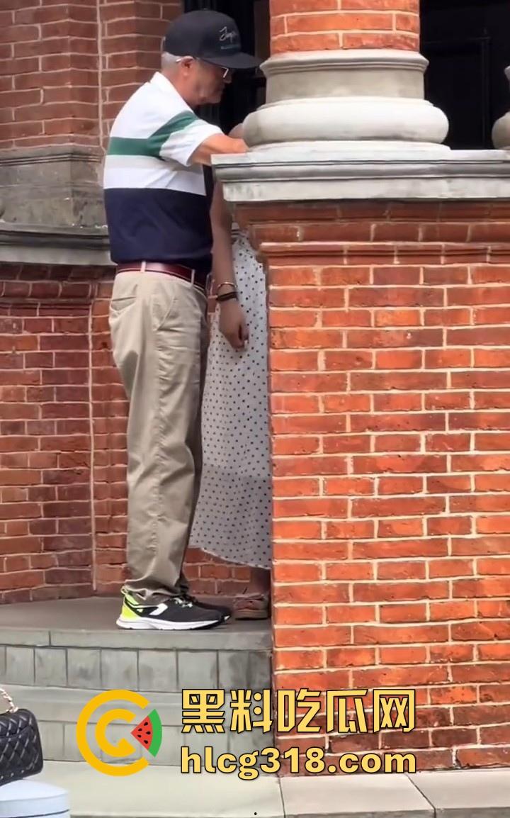 上海外滩避雷这位老头摄影师，经常以指导女游客拍摄动作为由，疑似趁机揩油，真是老色心不死呀！  第2张