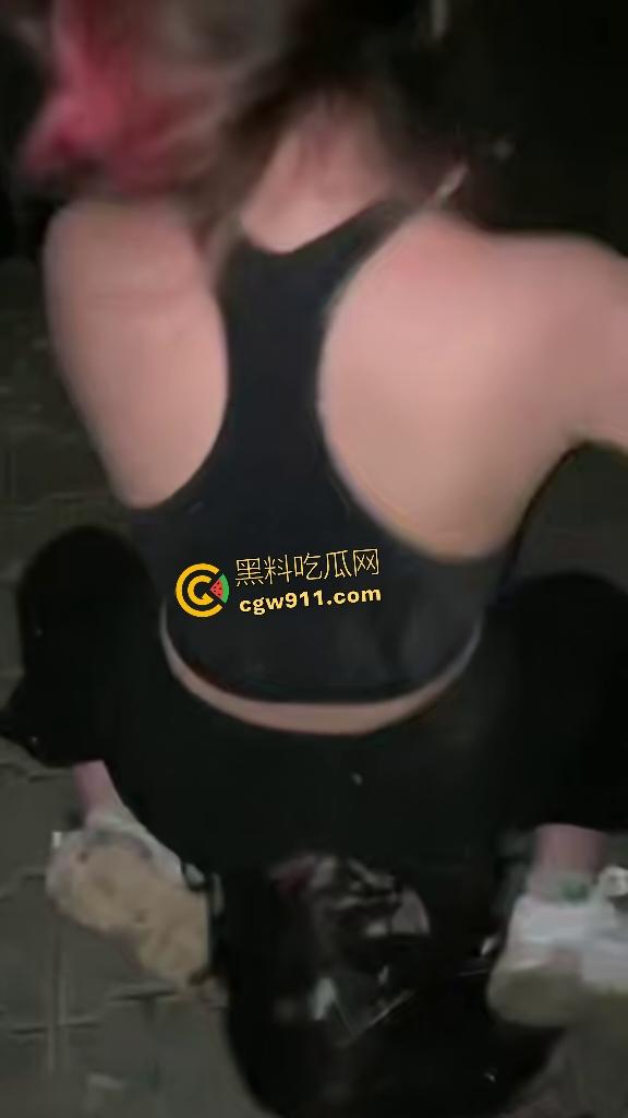 新疆运动女孩暴打绿茶婊子,裤子扒光渔网袜撕烂,骑脸狂扇逼啪啪响,围观朋友吓傻不敢劝! 第4张 新疆运动女孩暴打绿茶婊子,裤子扒光渔网袜撕烂,骑脸狂扇逼啪啪响,围观朋友吓傻不敢劝! 第4张