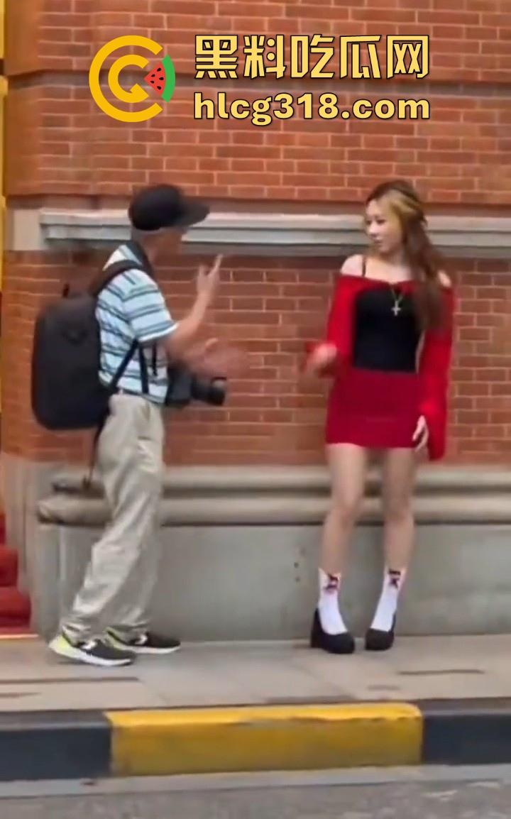 上海外滩避雷这位老头摄影师，经常以指导女游客拍摄动作为由，疑似趁机揩油，真是老色心不死呀！  第3张