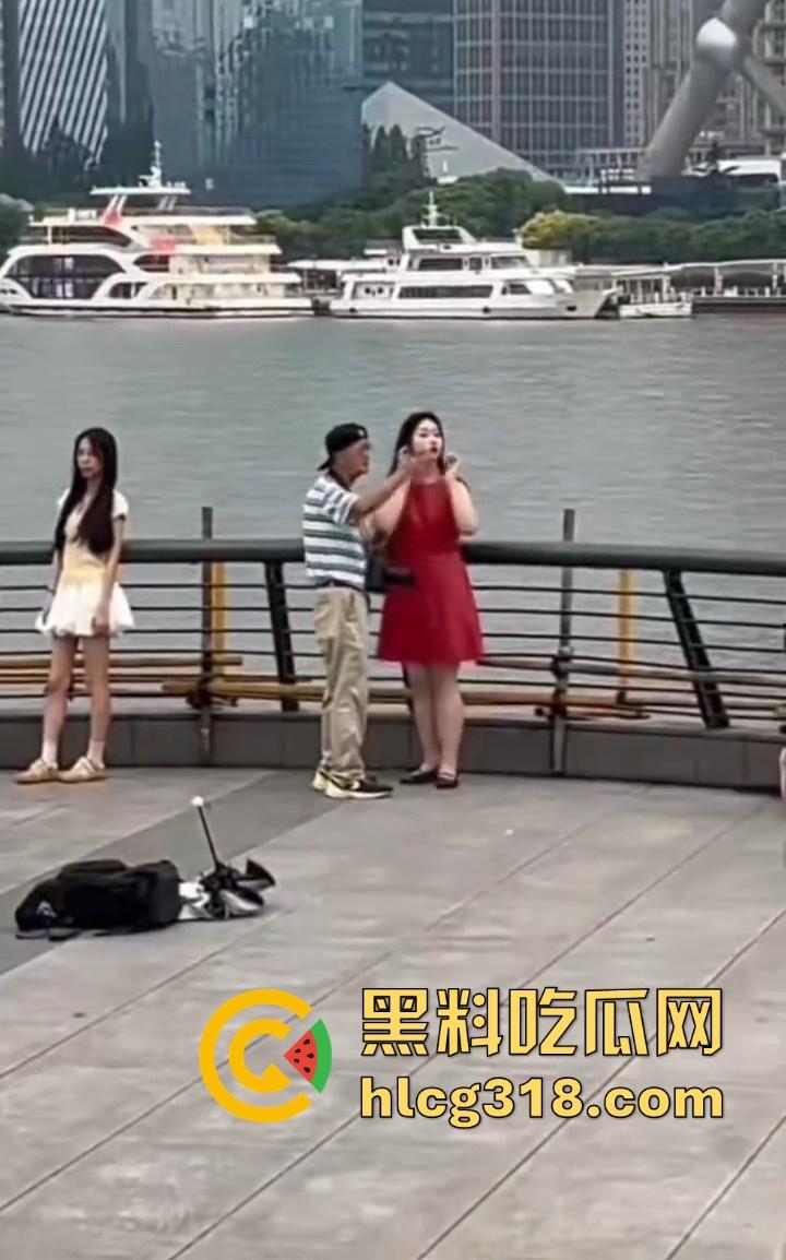 上海外滩避雷这位老头摄影师，经常以指导女游客拍摄动作为由，疑似趁机揩油，真是老色心不死呀！  第4张