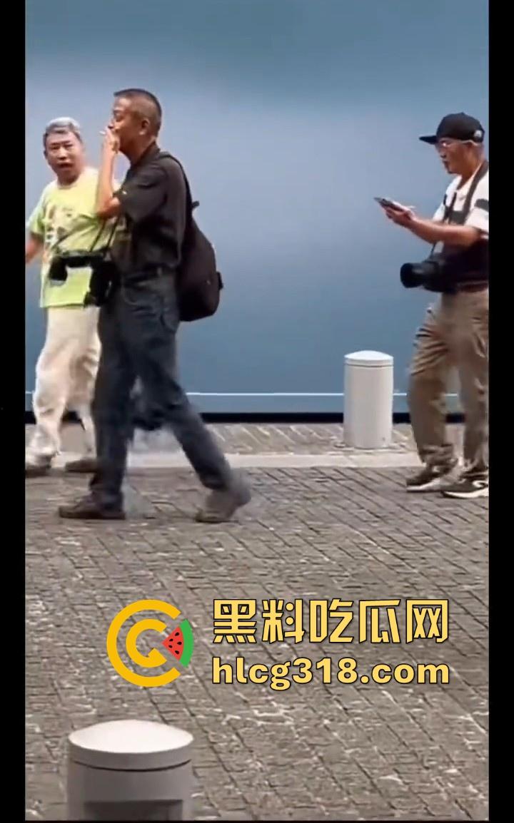 上海外滩避雷这位老头摄影师，经常以指导女游客拍摄动作为由，疑似趁机揩油，真是老色心不死呀！  第6张