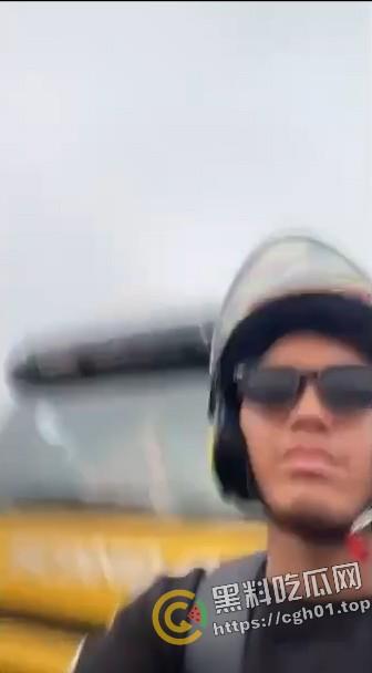 分头行动！男子骑摩托车玩手机被卡车冲撞 当场人头分离 现场血腥画面流出  第1张