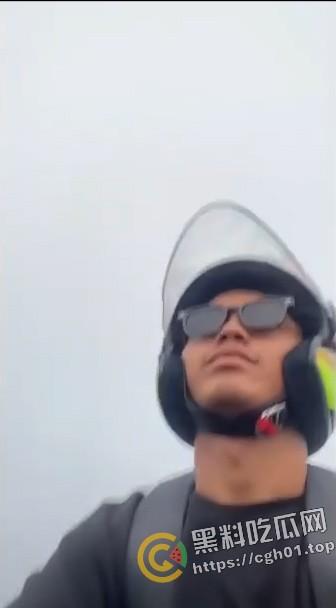 分头行动！男子骑摩托车玩手机被卡车冲撞 当场人头分离 现场血腥画面流出  第2张